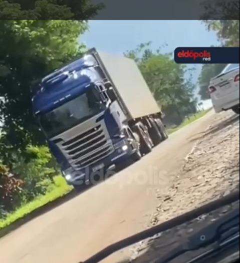 Un camión circuló en contramano por la colectora de la Ruta Nacional 12 en Eldorado